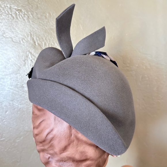 OPULENT 1950s' GRAY FELT COCKTAIL HAT + RHINESTONE BROOCH + IRIDESCENT FEATHERS - Picture 5 of 11